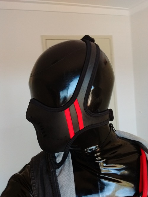 xpm-exe: t1gerdude:Rubber drone picsNow just black out gas mask