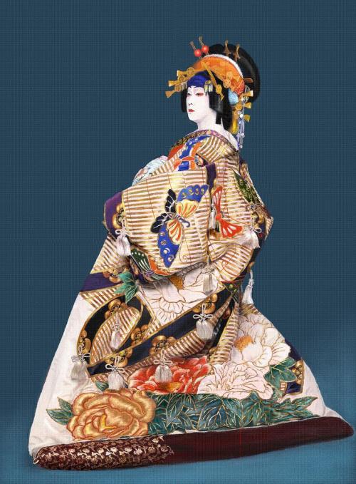 arelativenewcomer:Costumes of high-ranking courtesans, oiran, are among the most spectacular in kabu
