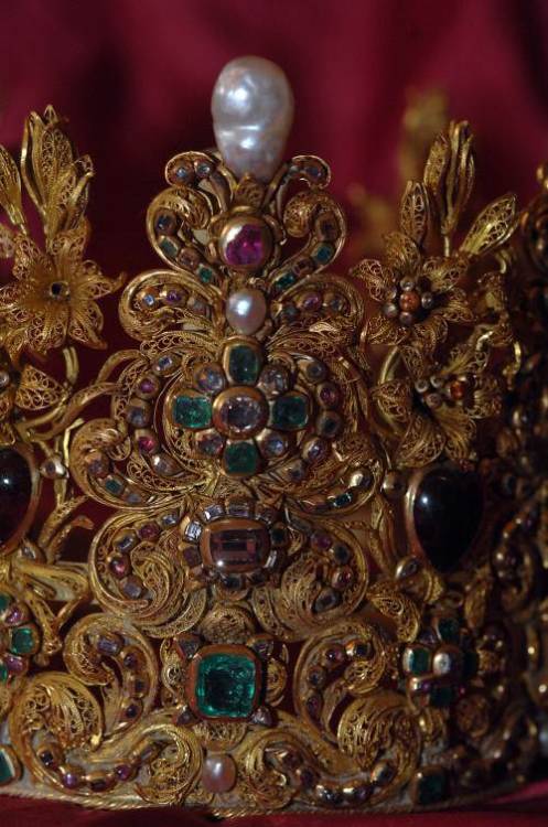 bludblum:Crown given by Vittoria delle Rovere Grand Duchess of Tuscany in 1684 to the Carmelite Sist