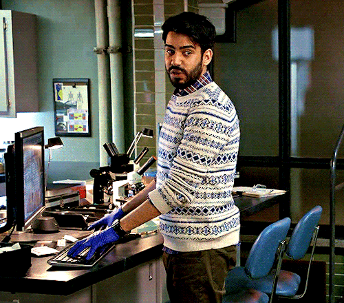 ledomasdaniels:Rahul Kohli as Dr. Ravi Chakrabarti iZOMBIE | Pilot (1x01)