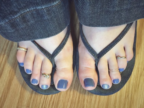 theprettygoodfoot: New polish, periwinkle blue with one sparkle toe