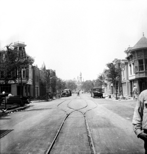 gameraboy:Disneyland construction photos. Via Early Amusement Parks. More vintage Disney.