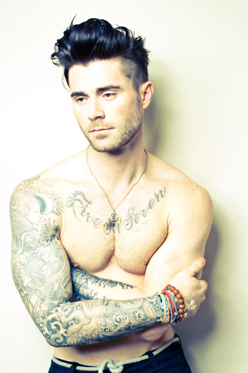 drawing-bored: kyle krieger sexiest. barber. ever.