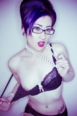 amiamnesia:  Sneak preview of my upcoming set “Pearls &amp; Lace,” on Zivity shot by ScaredyLion!  