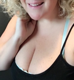 curiouswinekitten2:  Happy Cleavage Sunday!