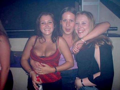 More nip slips and pussy slips pics at http://pussyslip.tumblr.com/