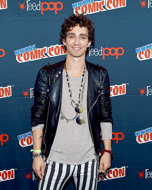 sheehandaily:Lovely Robert Sheehan at the New York Comic Con, 5 Oct 2017.