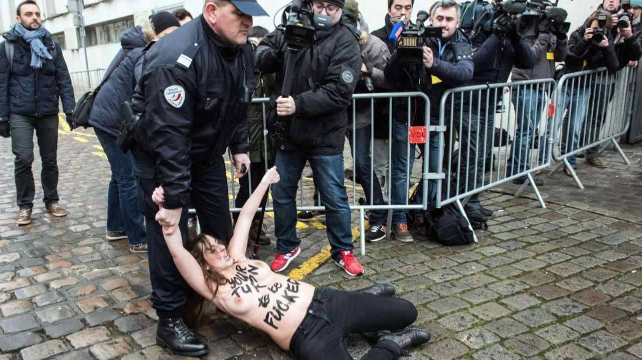 Mujeres de Femen protestan desnudas contra Dominique Strauss-Kahn. Tres mujeres del movimiento feminista Femen con los pechos desnudos se abalanzaron sobre el automóvil de Dominique Strauss-Kahn, cuando el ex director gerente del FMI llegaba al...