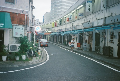 tytndana:  桜木町の裏のスナック街。みなとみらいの裏。 