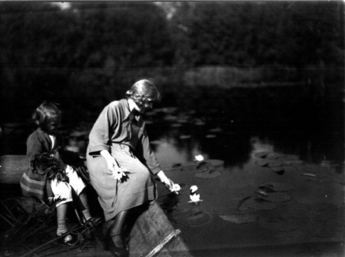 vintage-sweden: Märta and Ingrid Lindskog, Sweden.