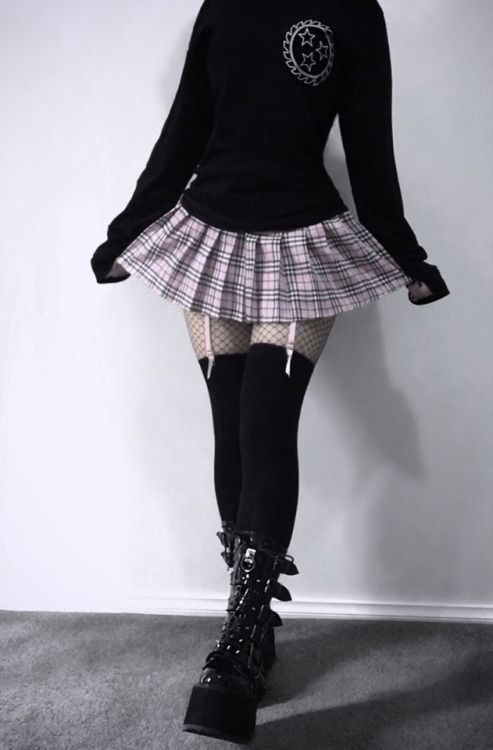 pleatedminiskirts:  I do so love those boots! My gosh tartan skirt, boots, thigh