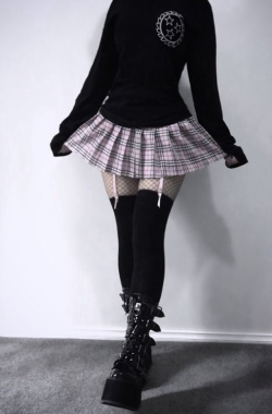 pleatedminiskirts:  I do so love those boots!