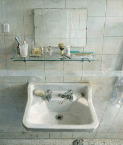 ultrawolvesunderthefullmoon:  Antonio Lopez, “Sink and Mirror”, 1967, Museum of Fine Arts, BostonLópez García studied art in Madrid in the 1950s and lived there after 1960, becoming an instructor at his alma mater, the School of Fine Arts of San