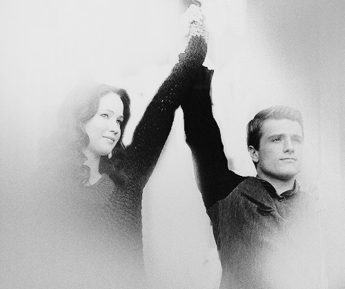mockingjalie: when your hand finds the hand it was meant to hold..don´t let go