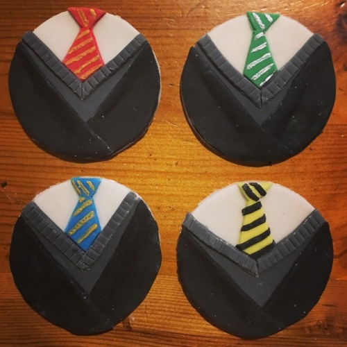 all-spice:Cupcake toppers - Hogwarts’ house uniforms! Which one are you? Slytherin!!!