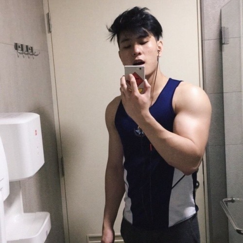 fuckyeahsgbois: Mandatory gym toilet pics