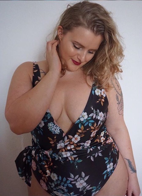 italiankong:  Sexy Stefanie Klock (classy curves.de). Lovely and curvaceous!