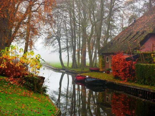 ashotasfireandasdeepastheocean: vicloud:   Giethoorn in Netherlands has no roads or any modern transportation at all, only canals. Well, and 176 bridges too. Tourists have to leave their cars outside of the village and travel here by foot or boat by.