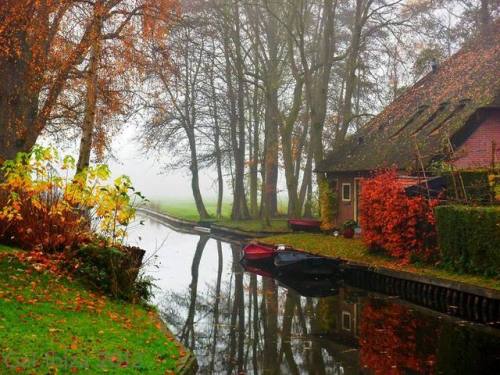 trasemc: Giethoorn in Netherlands has no roads or any modern transportation at all, only canals. Wel