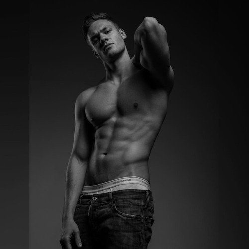 Sexy-abs motha, that&rsquo;s what stunner and smooth @tobiasrtr is, y'all. Love this photoshoot by @