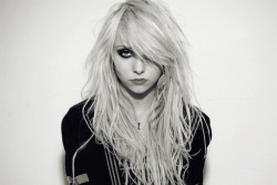 christalclearhearts:  TAYLOR MOMSEN 