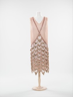 omgthatdress:  Evening Dress 1925 The Metropolitan