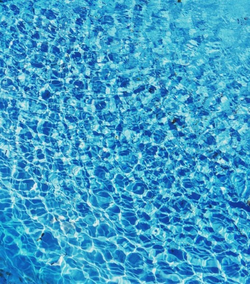j u m p ! #pool #water #waves #summer #blue #minimal (at Parco Scherrer)