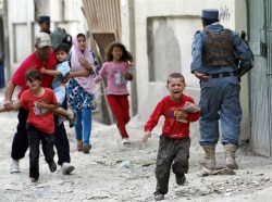 fotojournalismus:  Children run away after