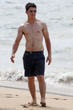 bigboldblog:belliesnass-deactivated20190806:Nick Jonas’ impending weight gain is killing me! I just want his love handles and belly to explode! And that ass in the first pic is so fat! I love the fat spilling over his tight waistband in the last