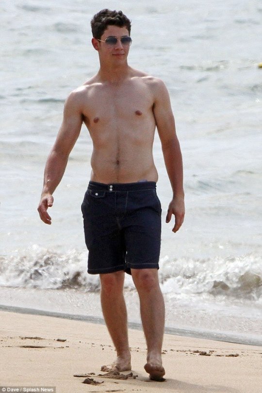 bigboldblog:belliesnass-deactivated20190806:Nick Jonas’ impending weight gain is killing me! I just want his love handles and belly to explode! And that ass in the first pic is so fat! I love the fat spilling over his tight waistband in the last