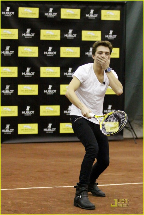 n-a-blue-box: rob-anybody: #BAD AT EVERY ASPECT OF TENNIS #FROM DRESSING APPROPRIATELY #TO