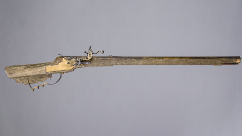 Wheel-lock rifle mounted with staghorn and tortoise shell plaque, crafted by Martin Kammerer of Augu