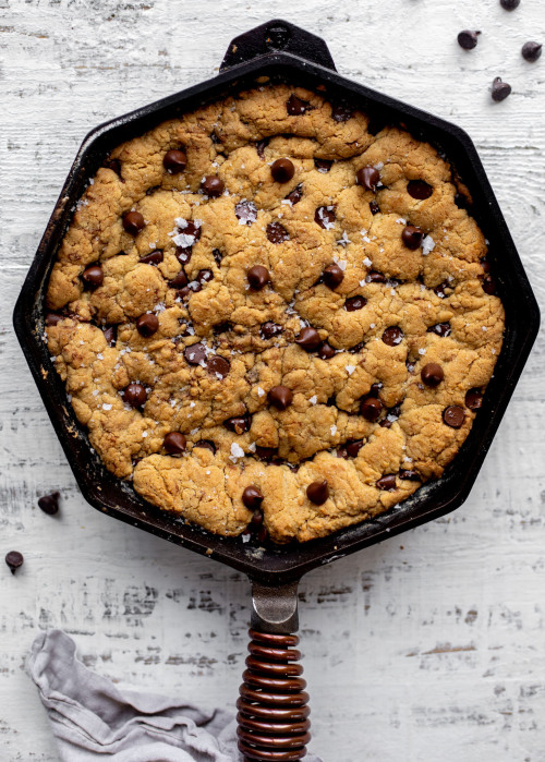 sweetoothgirl:  sweetoothgirl:Salted Chewy Gooey Chocolate Chip Skillet Cookie sweetoothgirl: Salted Chewy Gooey Chocolate Chip Skillet Cookie