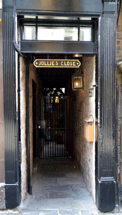 Les ruelles, échoppes et dédales du vieux Edinbourg. …