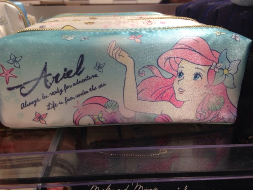 Lovely Disney character pen cases. I’m not a big Rupunzel or Alice fan but really love the art