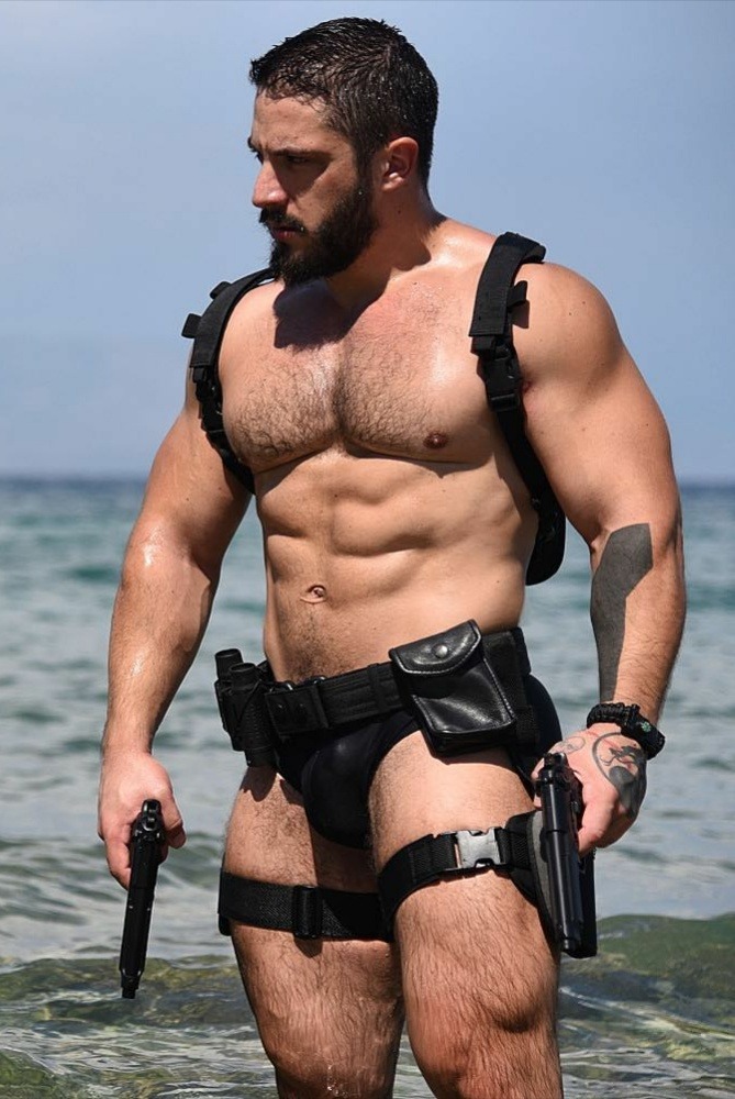 that-twink-over-there:  bigdudesarehot:  thehoosh: …wow  Steve Raider  Okay but