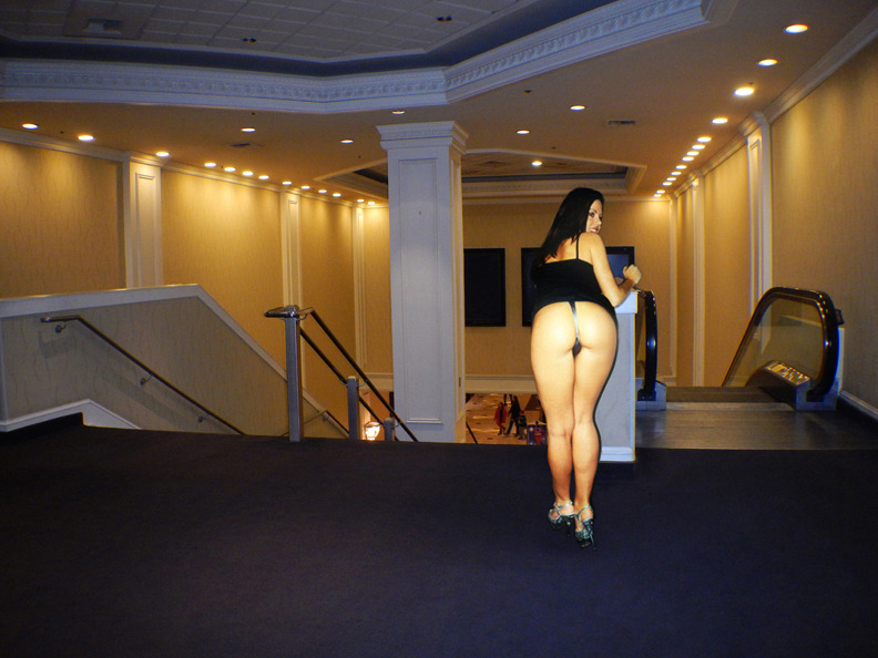 sin-city-sights:  angelmarx:  showing her assets at the Monte Carlo Las Vegas  Vegas