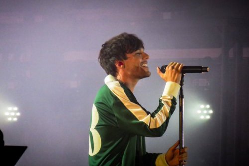 louistomlinsoncouk: @RogueForLove Louis on stage tonight, his smile is everything A break up be damn