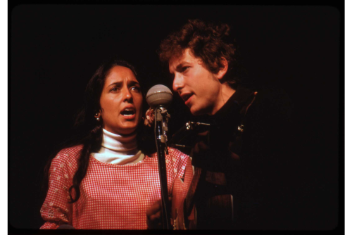 bobdylan-n-jonimitchell:Joan Baez & Bob Dylan, Newport Folk Festival, July 25, 1964 © Rowland Sc