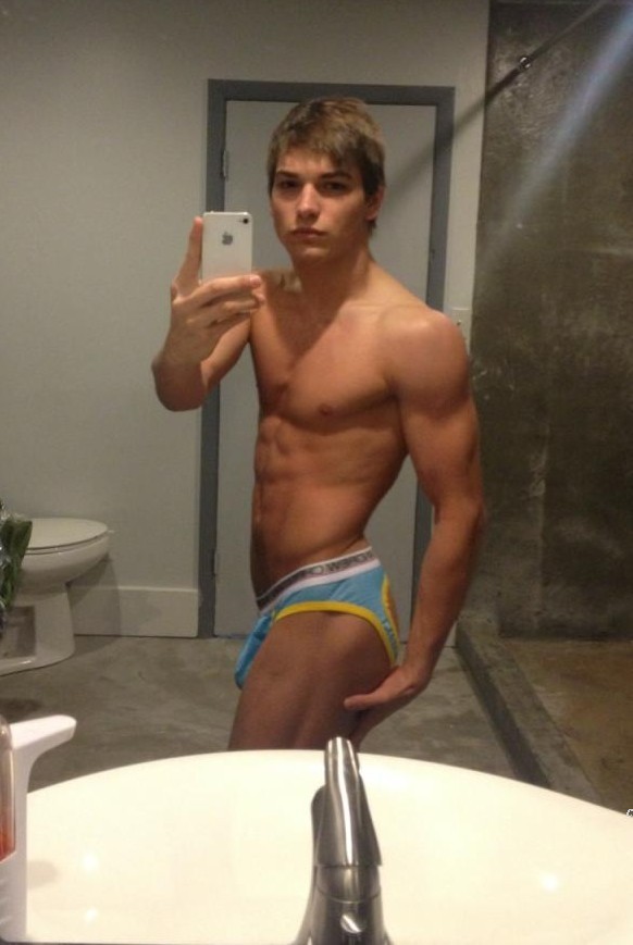 humpmeplease:  Johnny’s been working out!