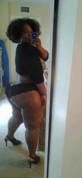 blackpussieson:  Naked Ebony shows us her good ass here 
