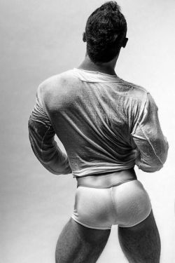 marklucien:  two fine ass cheeks of Scott Cullens are worthy of two posts 