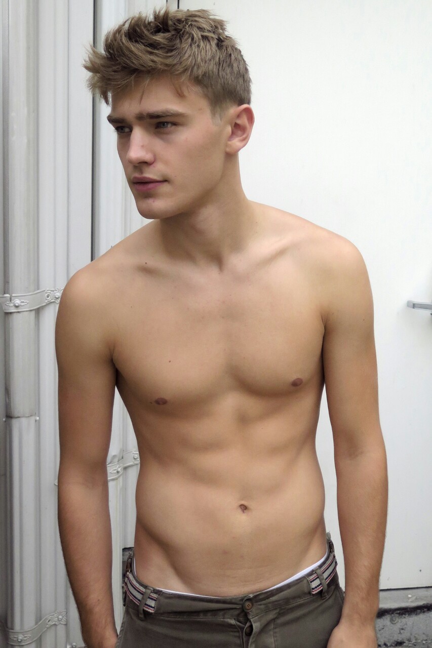 navyl0stb0y:   Follow the blog i reblogged this from, &amp; the original poster,