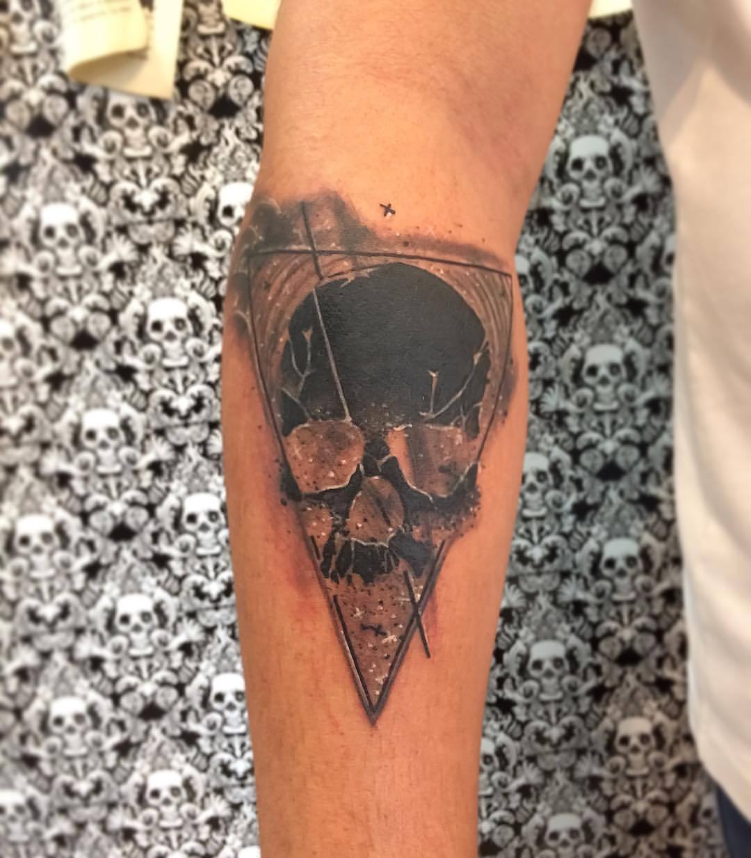 💀✖️tatuaje de cráneo negro con simulación de nebulosas en sombras y algo