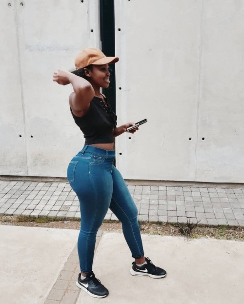 kingjazziedad:  SimplyDelish. GorgeouslySexy. Curvy…..     Ms LuminouslyBright ❤️💛❤️
