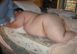 fatsleepysex:  Great position to rimm his