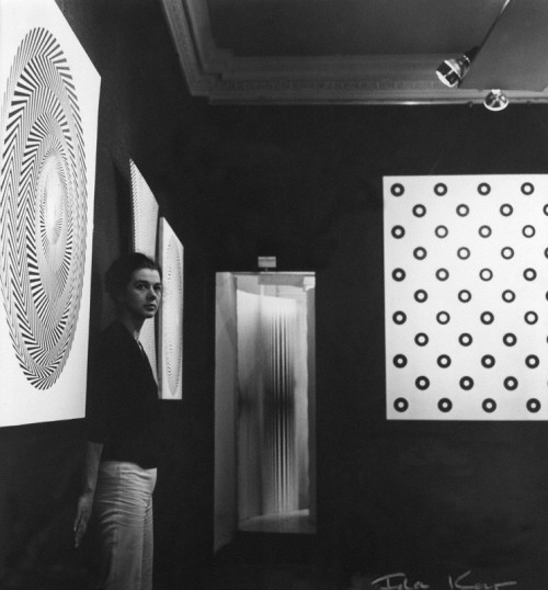 la-journee:  Ida Kar - Bridget Riley, 1963