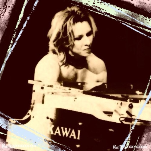 mikaxxxxxxxxx:
“ Yoshiki has been super intensively practicing drums and piano for the concert. Probably because of it, he is already visiting hospital. The symptom does not seem too serious at the present stage, however, they can almost hear...