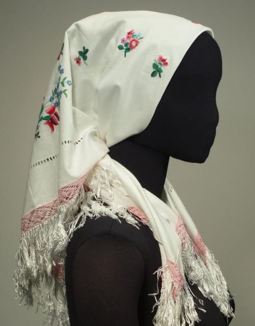 polishcostumes:Hand-embroidered headscarf: folk costume from Łowicz, Poland.