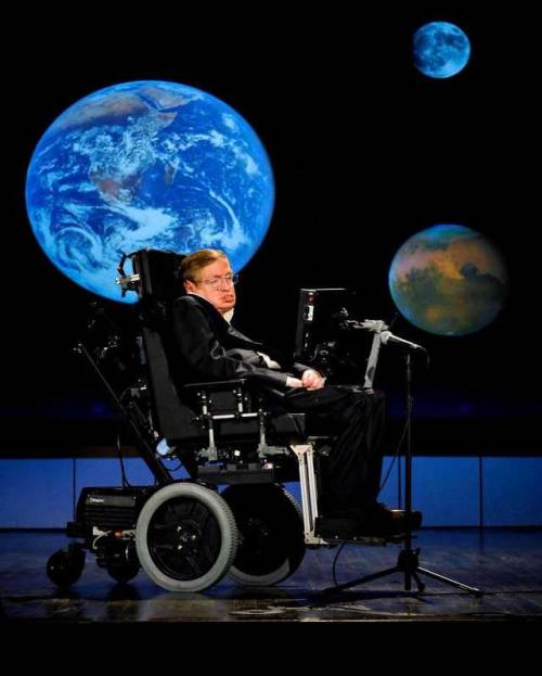  Stephen Hawking gives a talk during NASA’s 50th anniversary celebrations at George Washington Unive